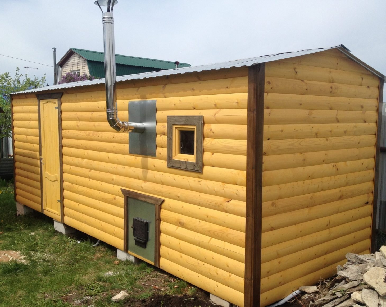 Fassade eines Badehauses aus Blockhaus