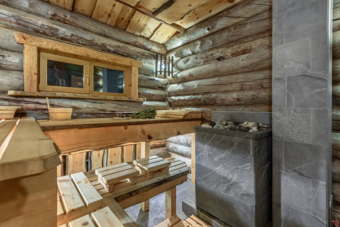 Badehausdekoration aus Baumstämmen