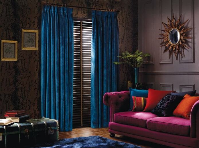 blaue Samtvorhänge im Interieur