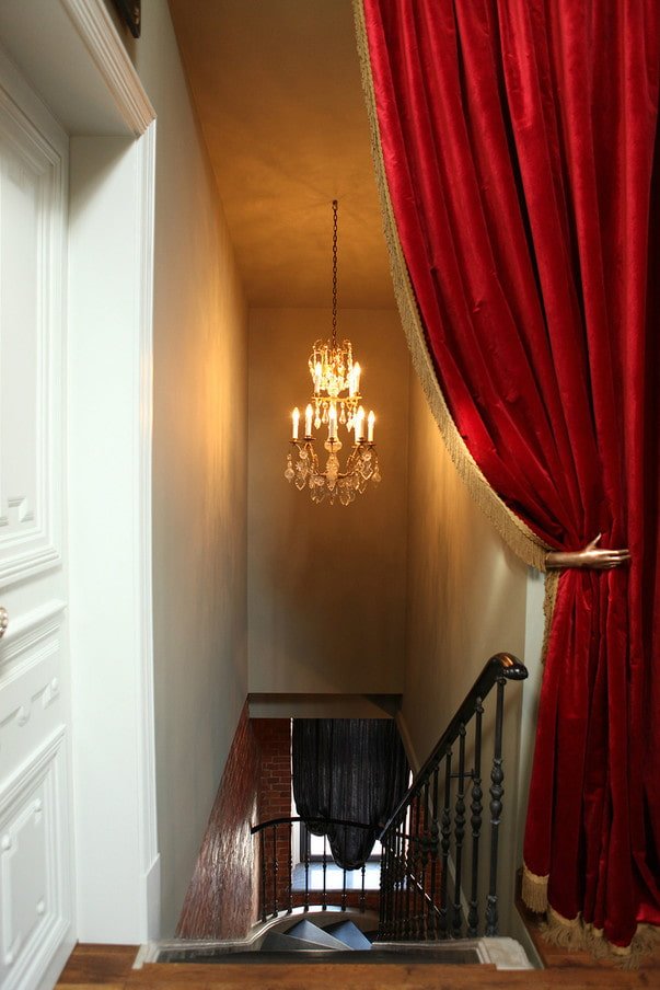 Rote Samtvorhänge im Interieur