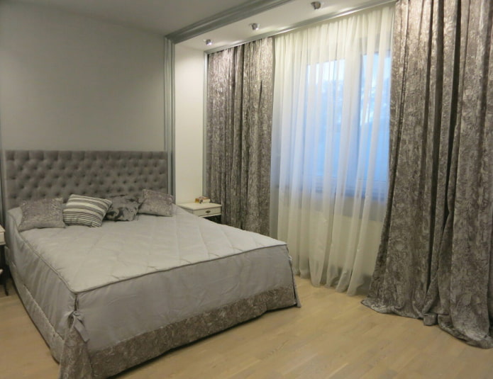 Graue Samtvorhänge im Schlafzimmer