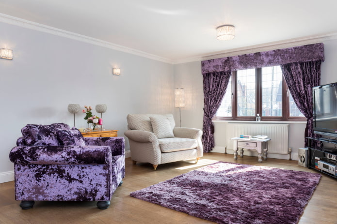 lila Samtvorhänge im Wohnzimmer