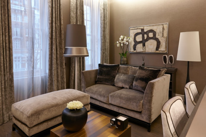 braune Samtvorhänge im Wohnzimmer