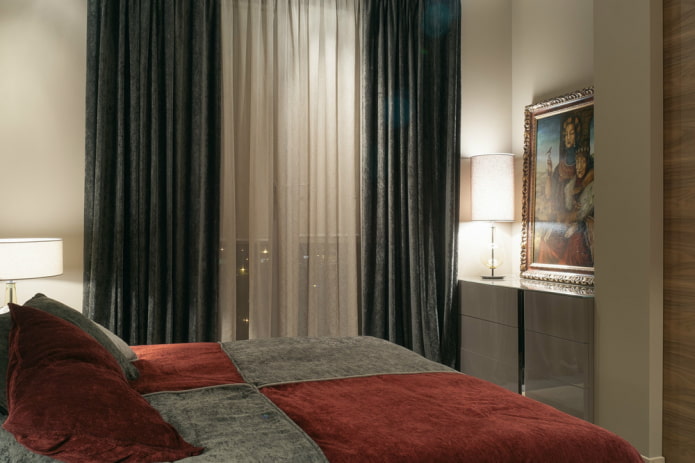 Schwarze Samtvorhänge im Schlafzimmer
