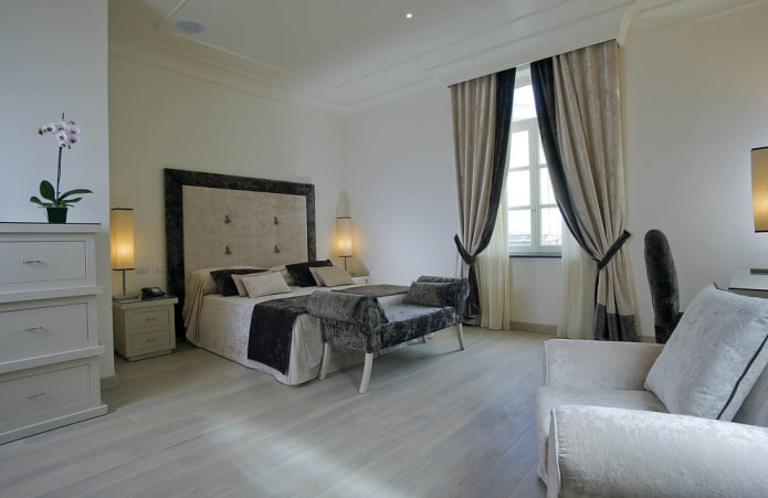 Beige Samtvorhänge im Schlafzimmer