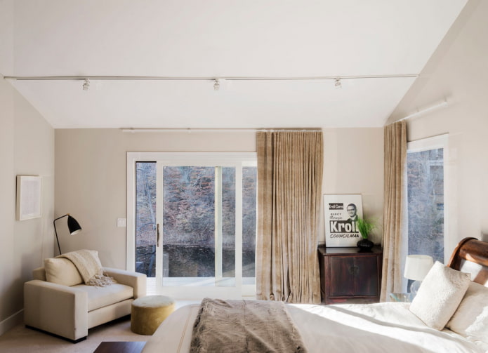 Beige Samtvorhänge im Schlafzimmer
