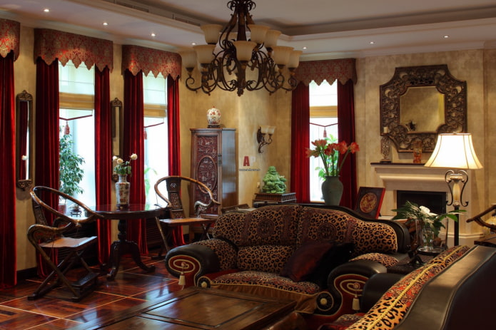 Samtvorhänge in einem Interieur im orientalischen Stil