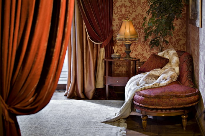 Samtvorhänge in einem Interieur im orientalischen Stil