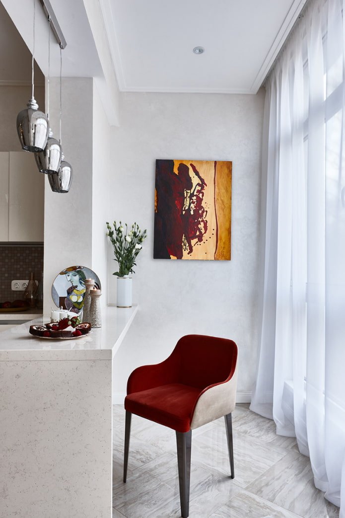Bartheke in der Öffnung zwischen Zimmer und Balkon