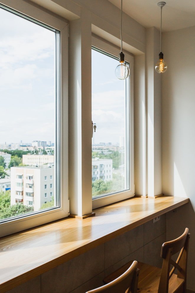 Bartheke auf dem Balkon vom Fensterbrett aus