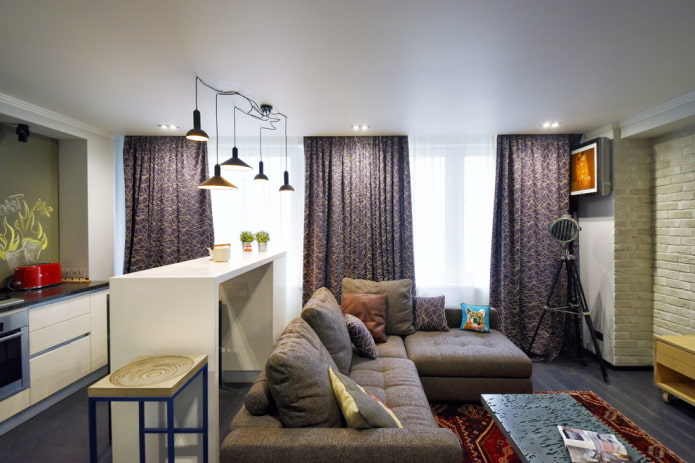 Bartheke hinter dem Sofa im Inneren des Flurs