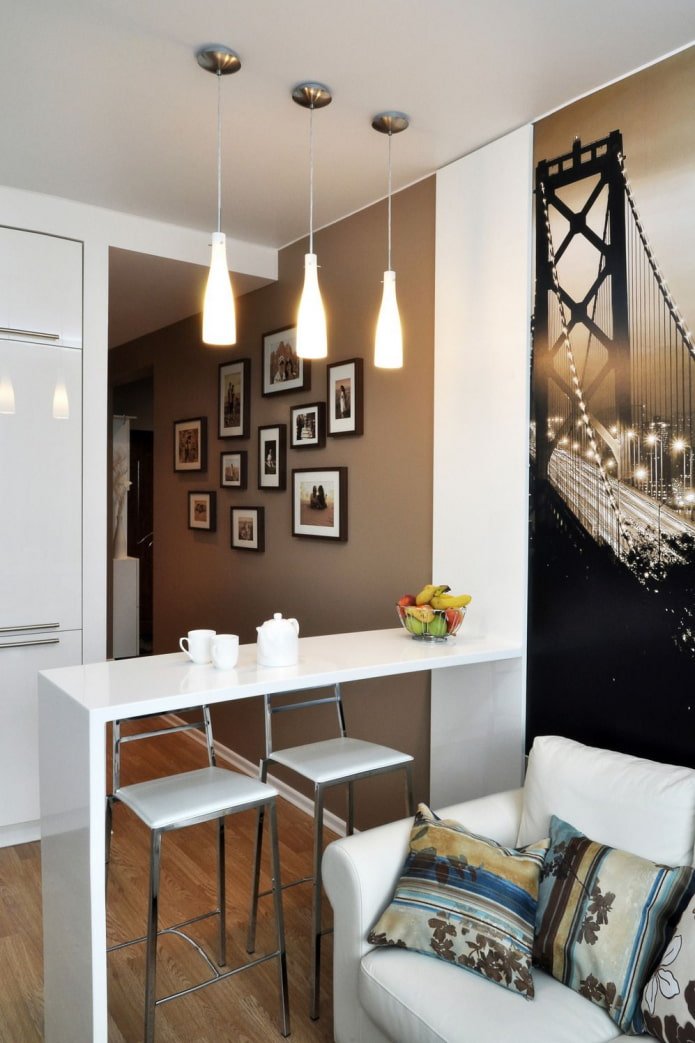 Weiße Bartheke im Wohnzimmer