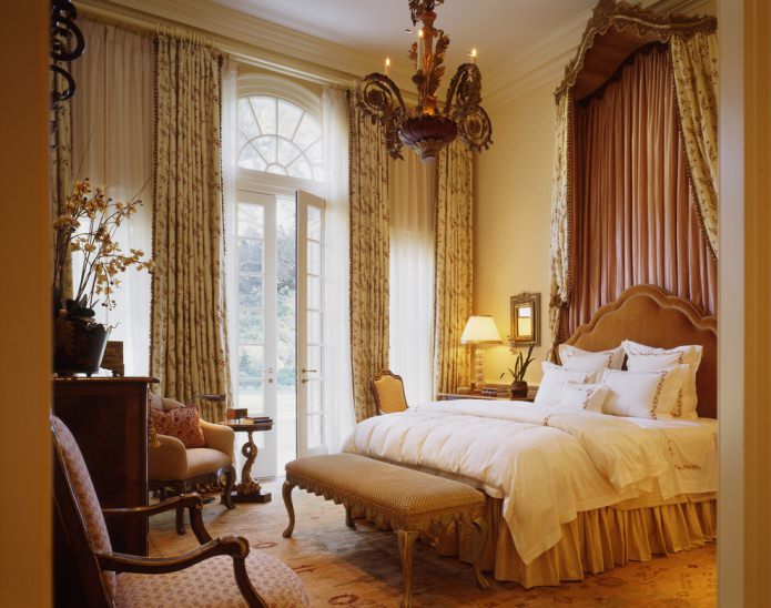 Schlafzimmer in Gelb- und Brauntönen