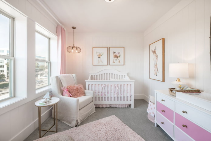 Weiß-rosa Kinderzimmer für ein Baby