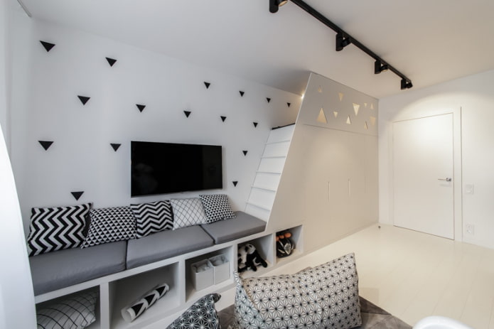 kleines Sofa mit schwarz-weißem Muster auf den Kissen