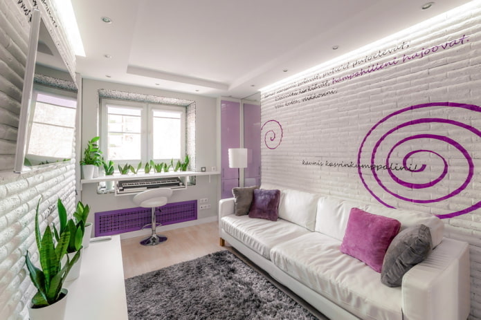 Weißes Wohnzimmerinterieur mit hellen Akzenten