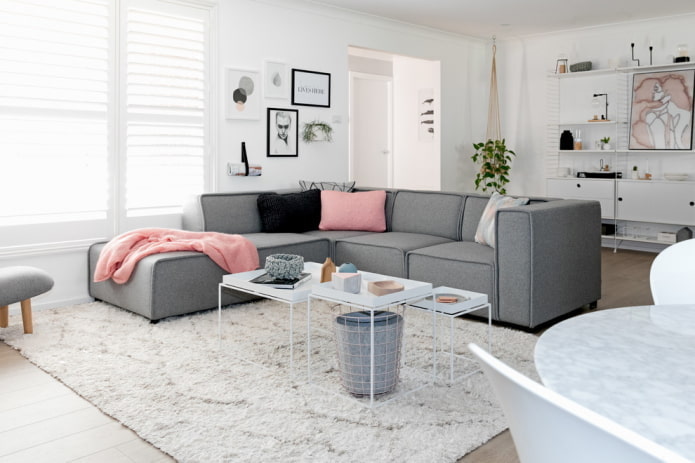 Wohnzimmer in Weißtönen im skandinavischen Stil