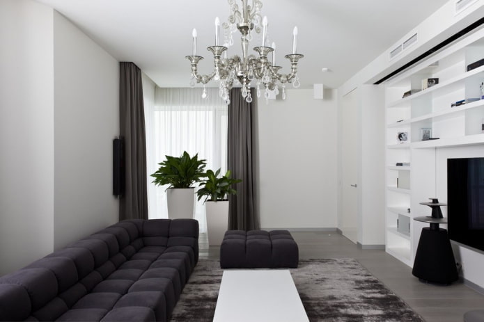 Wohnzimmerinterieur in Weiß- und Grautönen