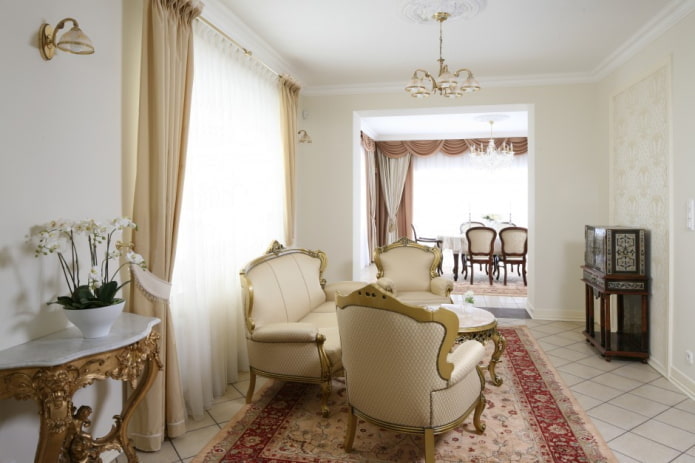 Wohnzimmer in Weißtönen im klassischen Stil