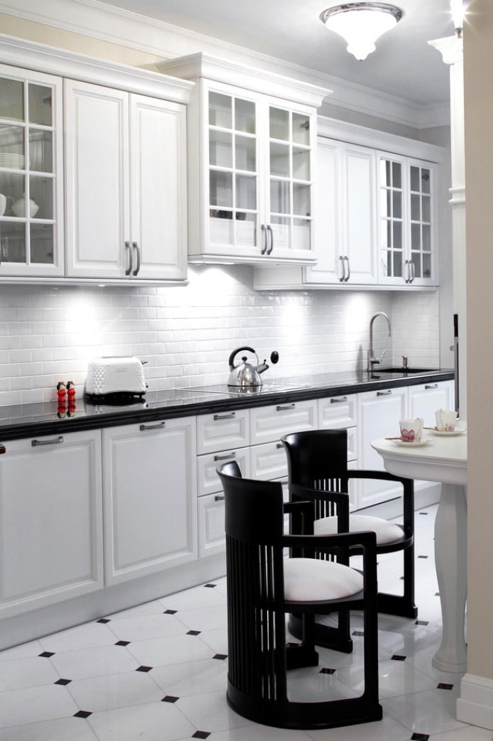 weiße Backsplash in Ziegeloptik und schwarze Arbeitsplatte
