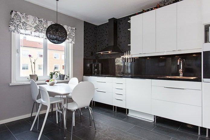 schwarze glänzende Schürze im Kücheninterieur