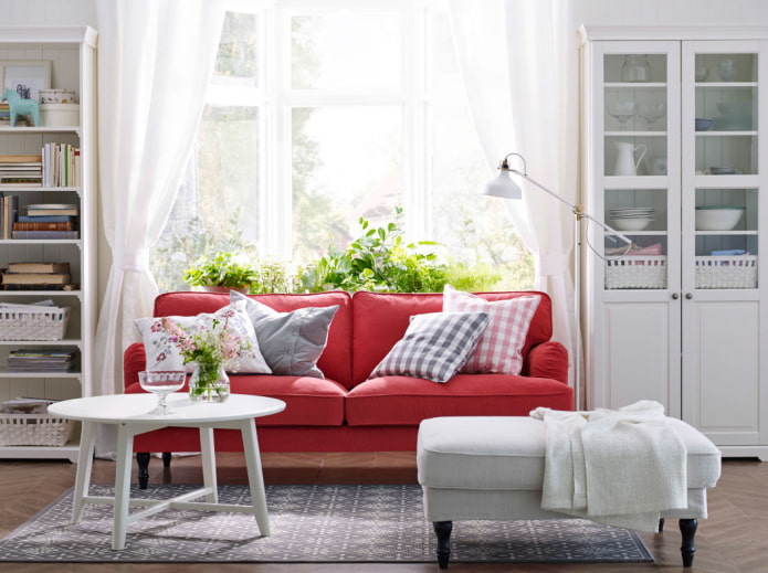 rotes Sofa im Innenraum