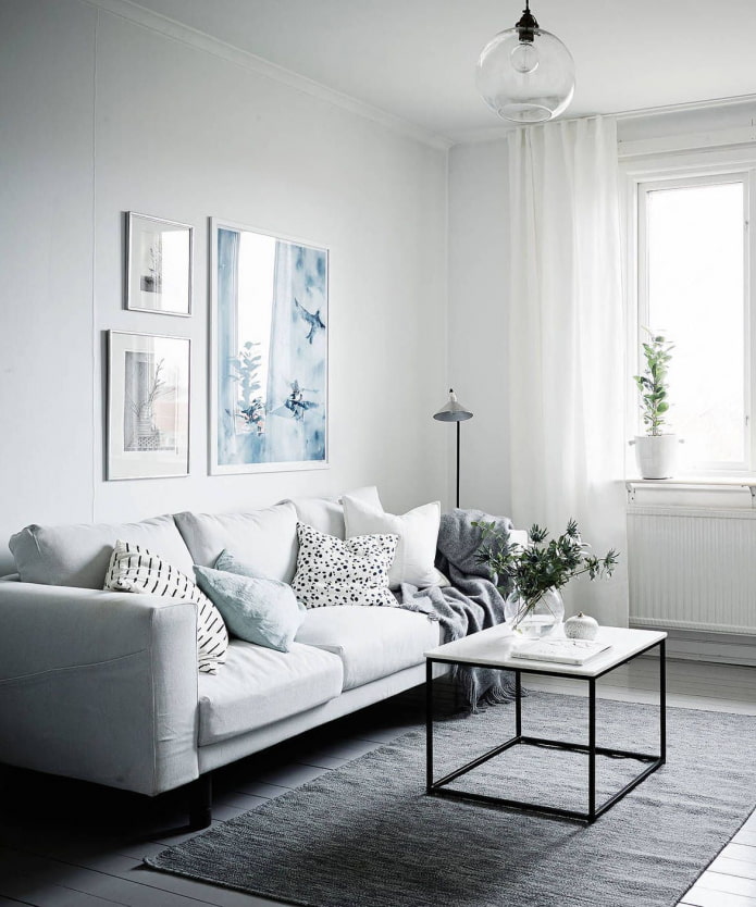 Wohnzimmer mit einem weißen Sofa
