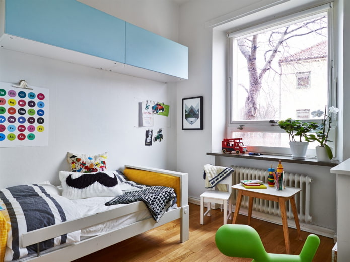 weißes Kinderbett