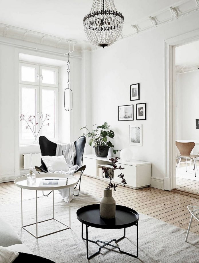 weißes Interieur im skandinavischen Stil
