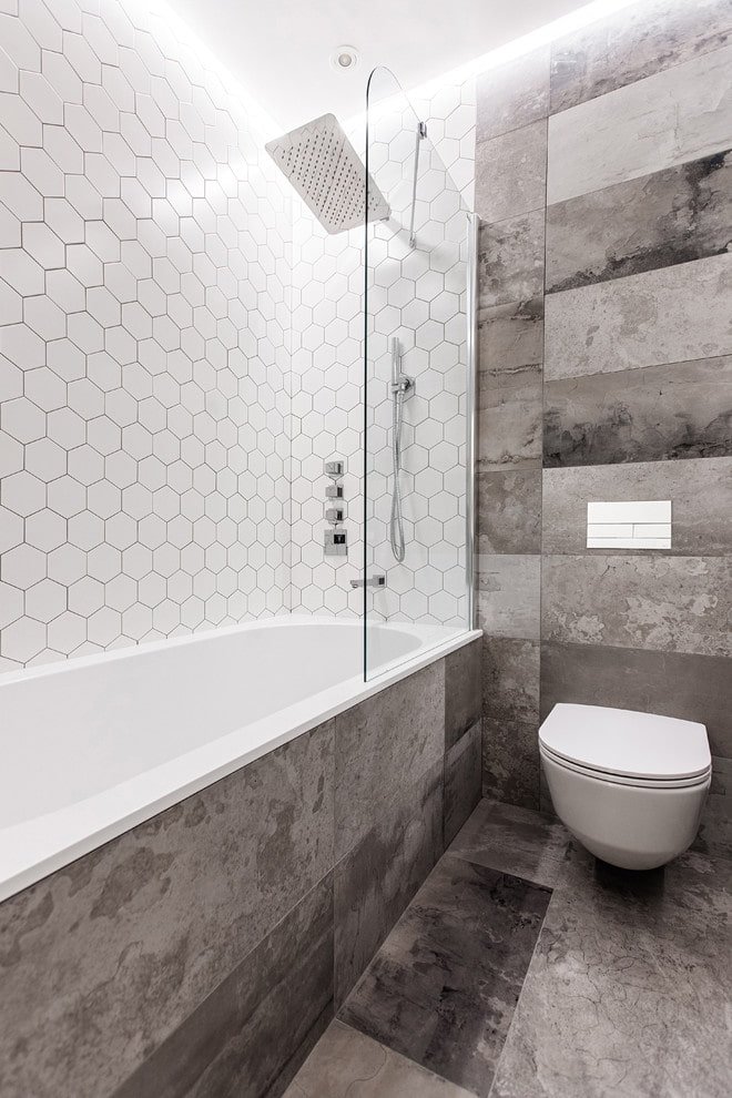 Fliesenlayout im Badezimmer