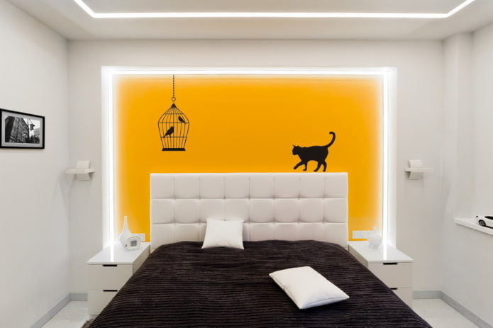 weißes Schlafzimmer mit hellen Akzenten