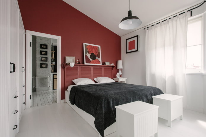 weißes Schlafzimmer mit hellen Akzenten