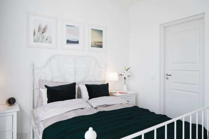 Textilien und Dekor im Schlafzimmer in Weißtönen