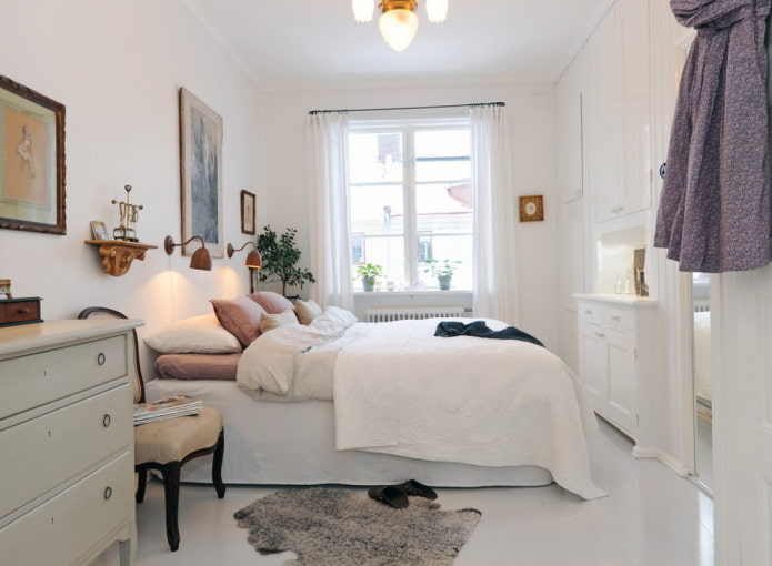 Weißes Schlafzimmerinterieur im skandinavischen Stil