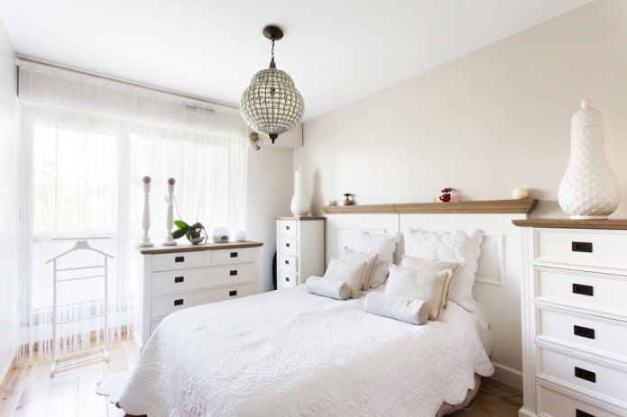 Möbel im Schlafzimmerinterieur in Weißtönen