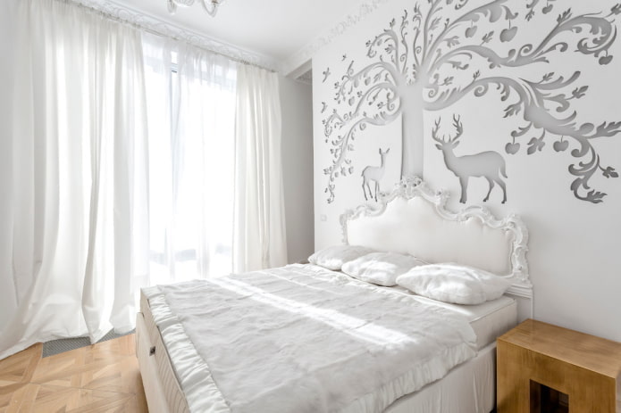 Textilien und Dekor im Schlafzimmer in Weißtönen