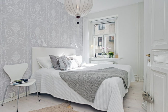 Weißes und graues Schlafzimmerinterieur