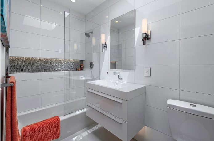 Badezimmereinrichtung in Weißtönen