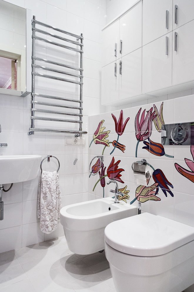 Toiletten-Innendesign in Weißtönen