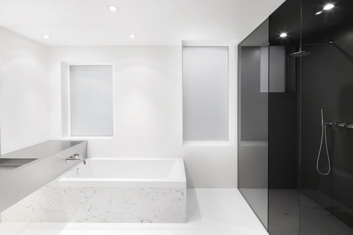 Badezimmer im minimalistischen Stil in Weißtönen