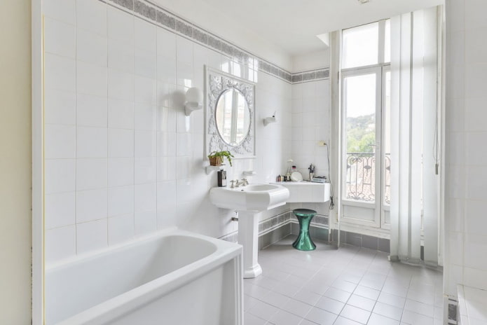Ausstattung des Badezimmers in Weißtönen
