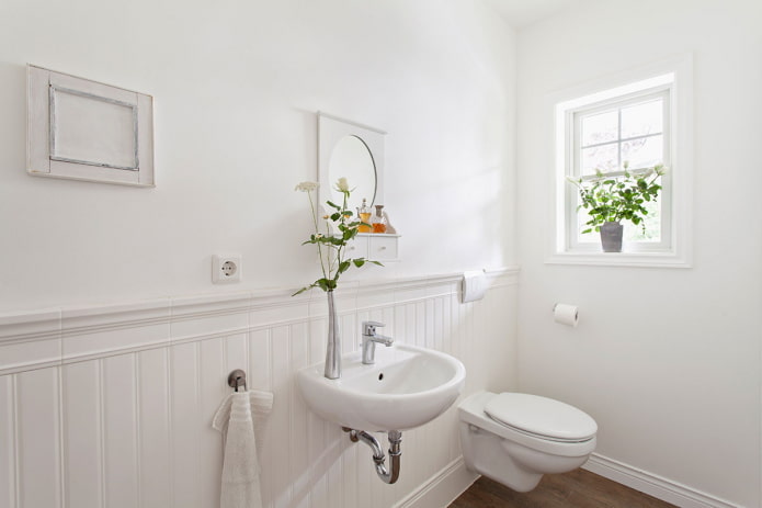 Toiletten-Innendesign in Weißtönen