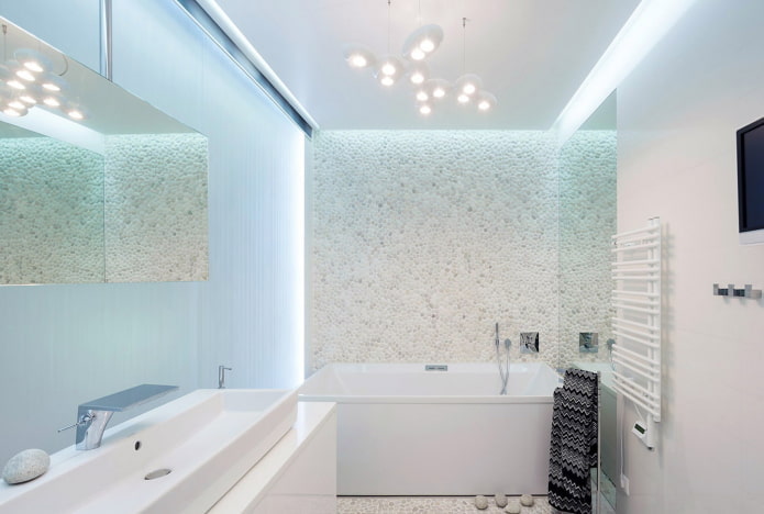 Badezimmer-Innenarchitektur in Weißtönen