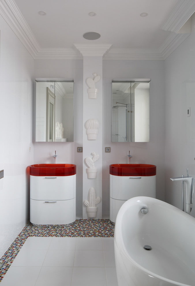 Möbel im Badezimmerinterieur in Weißtönen