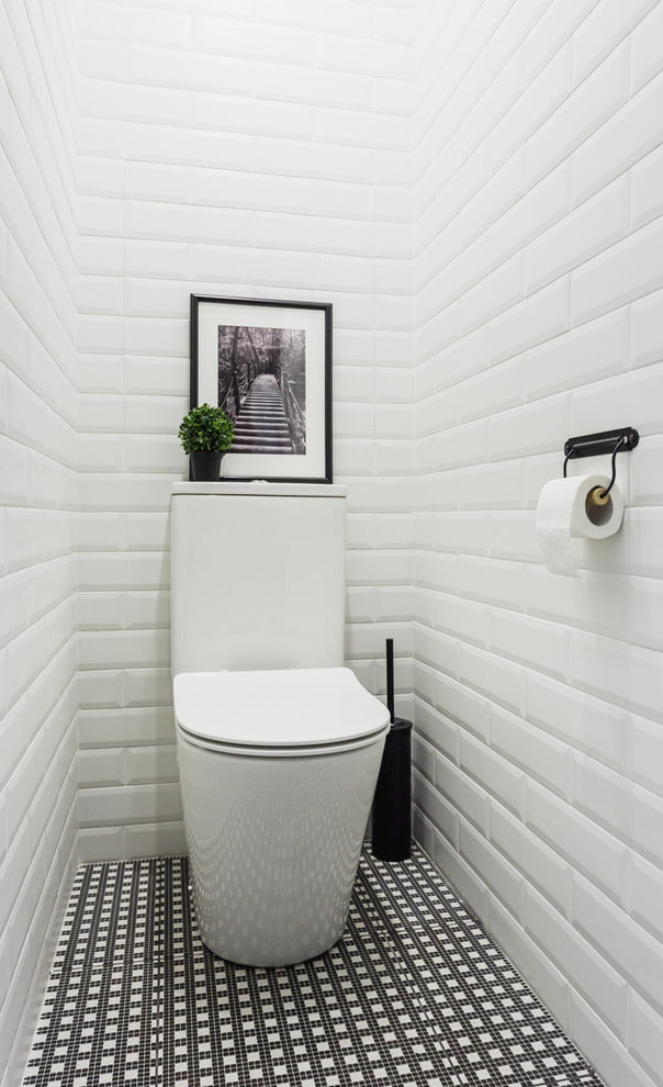 Innendesign einer weißen Toilette