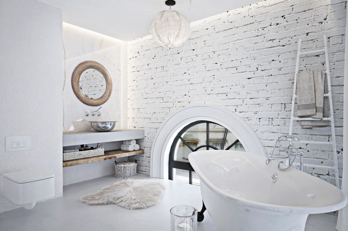 weißes Badezimmer im Loft-Stil