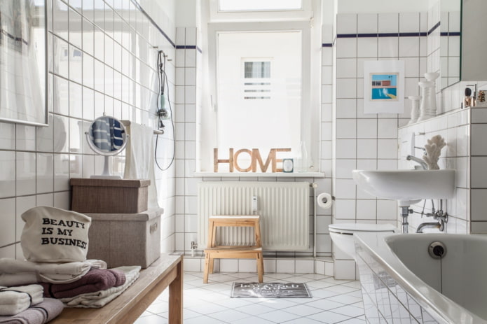 weißes Badezimmer im skandinavischen Stil