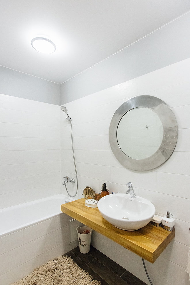 Möbel im Badezimmerinterieur in Weißtönen