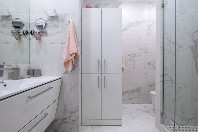 Möbel im Badezimmer-Interieur in Weißtönen