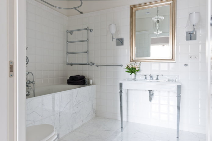 Möbel im Badezimmer-Interieur in Weißtönen